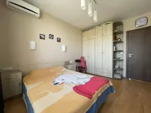 кровать в спальне