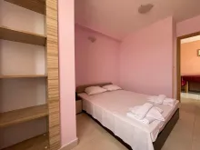 кровать в спальне