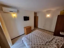 кровать в спальне