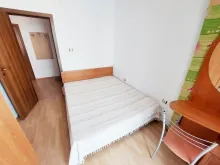 кровать в спальне