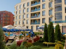 территория с бассейном