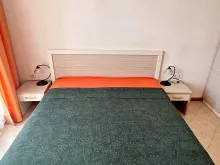 Кровать в спальне