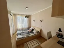 кровать в спальне
