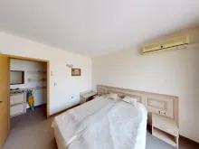 кровать в спальне