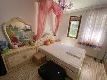 кровать в спальне