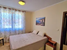 кровать в спальне