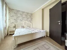 двухспальная кровать в спальне