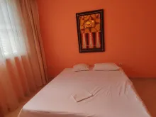 кровать в спальне