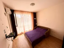кровать в спальне