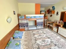 кровать в комнате
