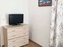 комод и телевизор