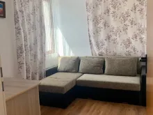 диван в комнате