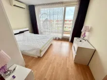 кровать в спальне