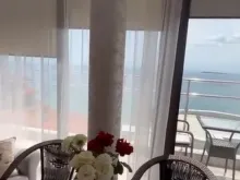 стол, два стула в гостиной