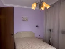 кровать в спальне