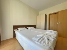 кровать в спальне