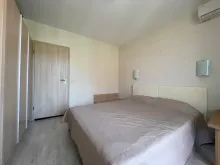 кровать в спальне