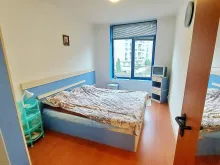 двуспальная кровать в спальне