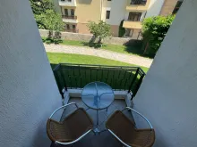 стол и стулья на балконе