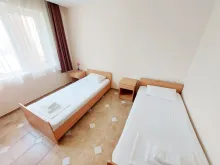 две кровати в спальне