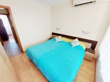 двухспальная кровать в спальне