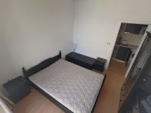 кровать и шкаф