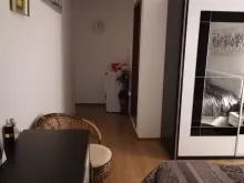 кровать и шкаф