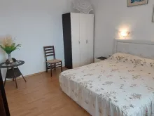кровать в спальне