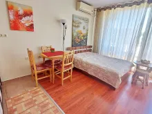 стол и кровать
