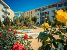 цветы на территории комплекса