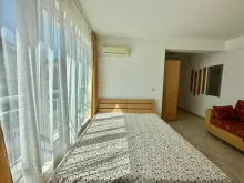 кровать в комнате