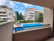 хороший вид на бассейн с террасы