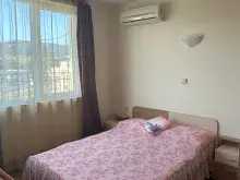 кровать в спальне