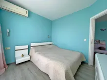 двухспальная кровать в спальне