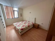 двухспальная кровать в спальне
