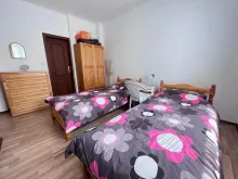 две кровати в спальне