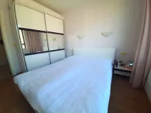 кровать в спальне и шкаф