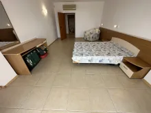 письменный стол, двуспальная кровать