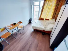 кровать и шкаф в комнате