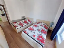 две кровати в спальне