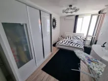 шкаф, кровать в спальне