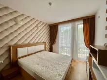 кровать в спальне