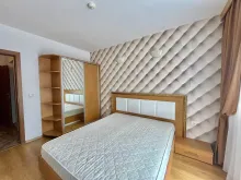 кровать в спальне