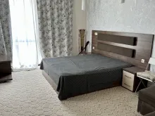 кровать в комнате