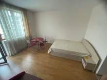 кровать в комнате