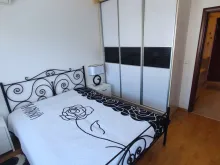 двуспальная кровать, шкаф