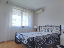кровать в спальне