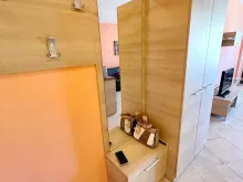 шкаф, вешалка для одежды