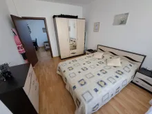 двуспальная кровать, шкаф