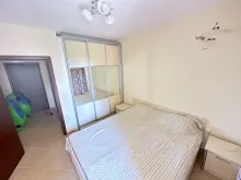 шкаф и кровать в спальне